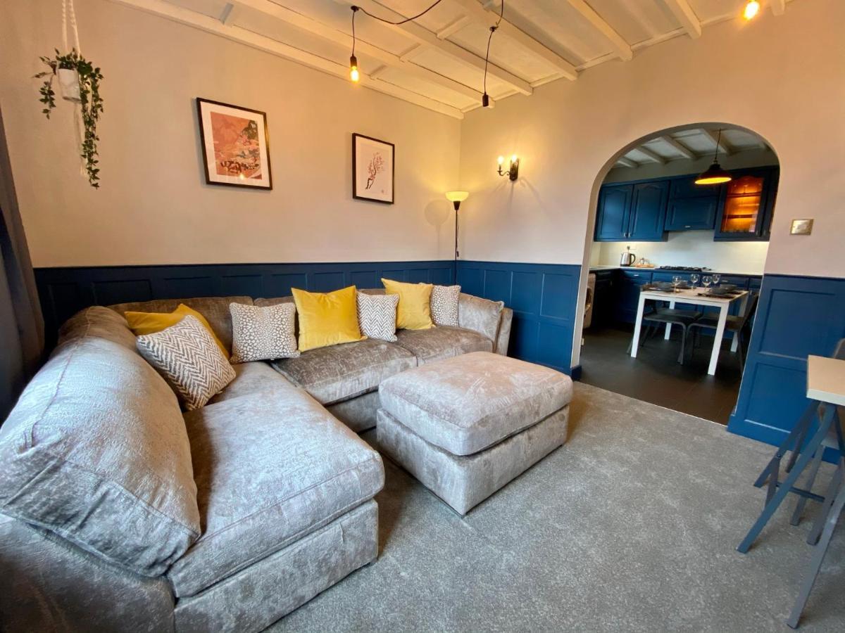 Holiday home Funky 4 Bedroom House! - Great Location - Parking - Fast Wifi - Smart Tv - Newly Decorated - Sleeps Up To 8! Only 10 Mins Drive To Sandbanks Beach! *