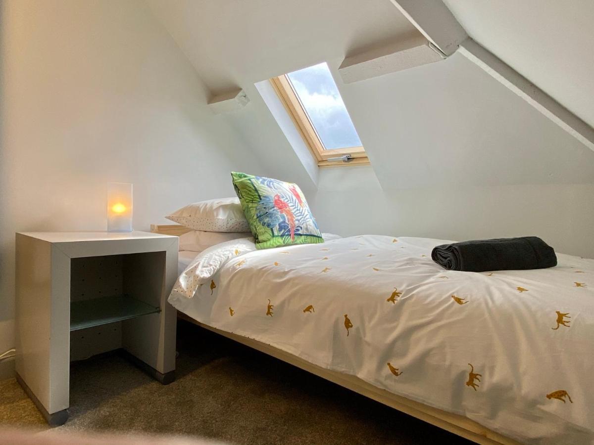 Funky 4 Bedroom House! - Great Location - Parking - Fast Wifi - Smart Tv - Newly Decorated - Sleeps Up To 8! Only 10 Mins Drive To Sandbanks Beach! Poole