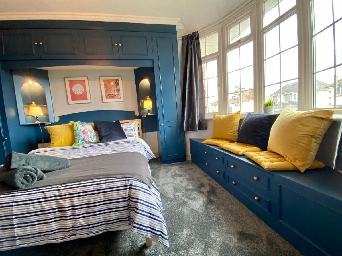 Funky 4 Bedroom House! - Great Location - Parking - Fast Wifi - Smart Tv - Newly Decorated - Sleeps Up To 8! Only 10 Mins Drive To Sandbanks Beach! Holiday home Poole