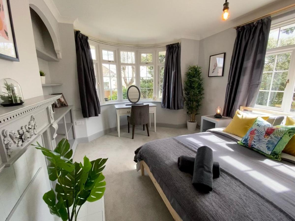 Holiday home Funky 4 Bedroom House! - Great Location - Parking - Fast Wifi - Smart Tv - Newly Decorated - Sleeps Up To 8! Only 10 Mins Drive To Sandbanks Beach!