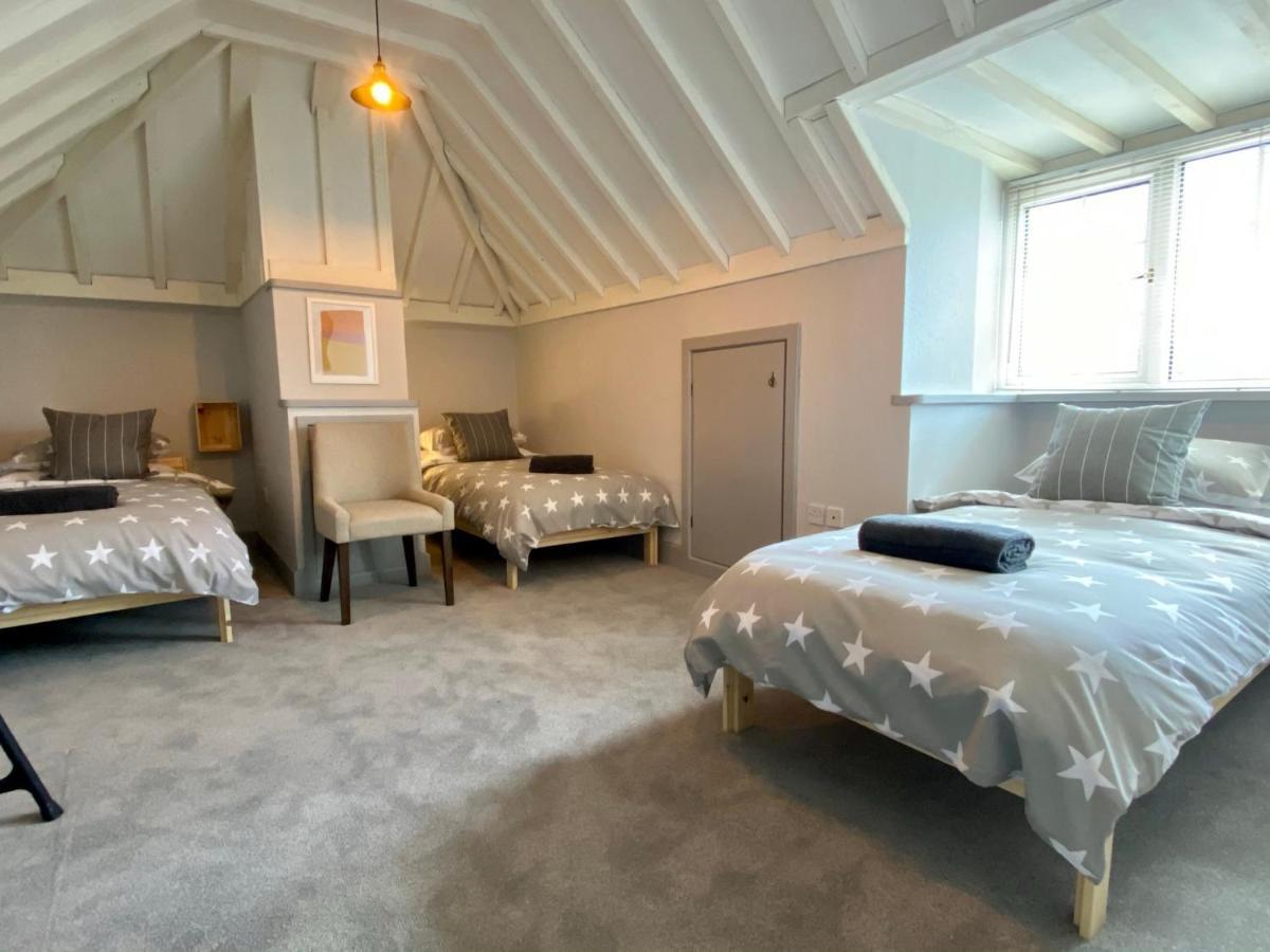 Funky 4 Bedroom House! - Great Location - Parking - Fast Wifi - Smart Tv - Newly Decorated - Sleeps Up To 8! Only 10 Mins Drive To Sandbanks Beach! Poole