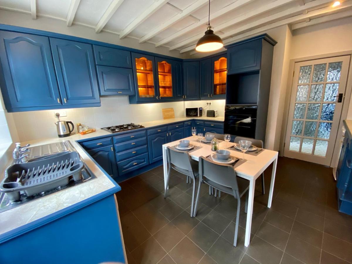 Funky 4 Bedroom House! - Great Location - Parking - Fast Wifi - Smart Tv - Newly Decorated - Sleeps Up To 8! Only 10 Mins Drive To Sandbanks Beach! Holiday home