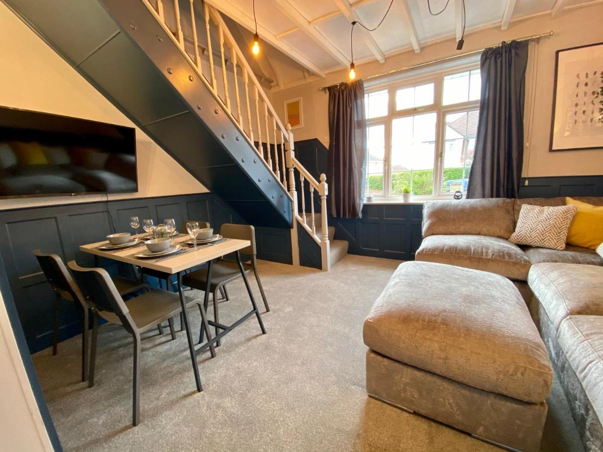 Funky 4 Bedroom House! - Great Location - Parking - Fast Wifi - Smart Tv - Newly Decorated - Sleeps Up To 8! Only 10 Mins Drive To Sandbanks Beach! Poole