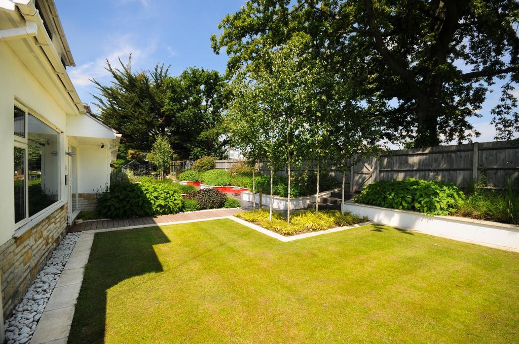 Bed & Breakfast The White Lodge 2*