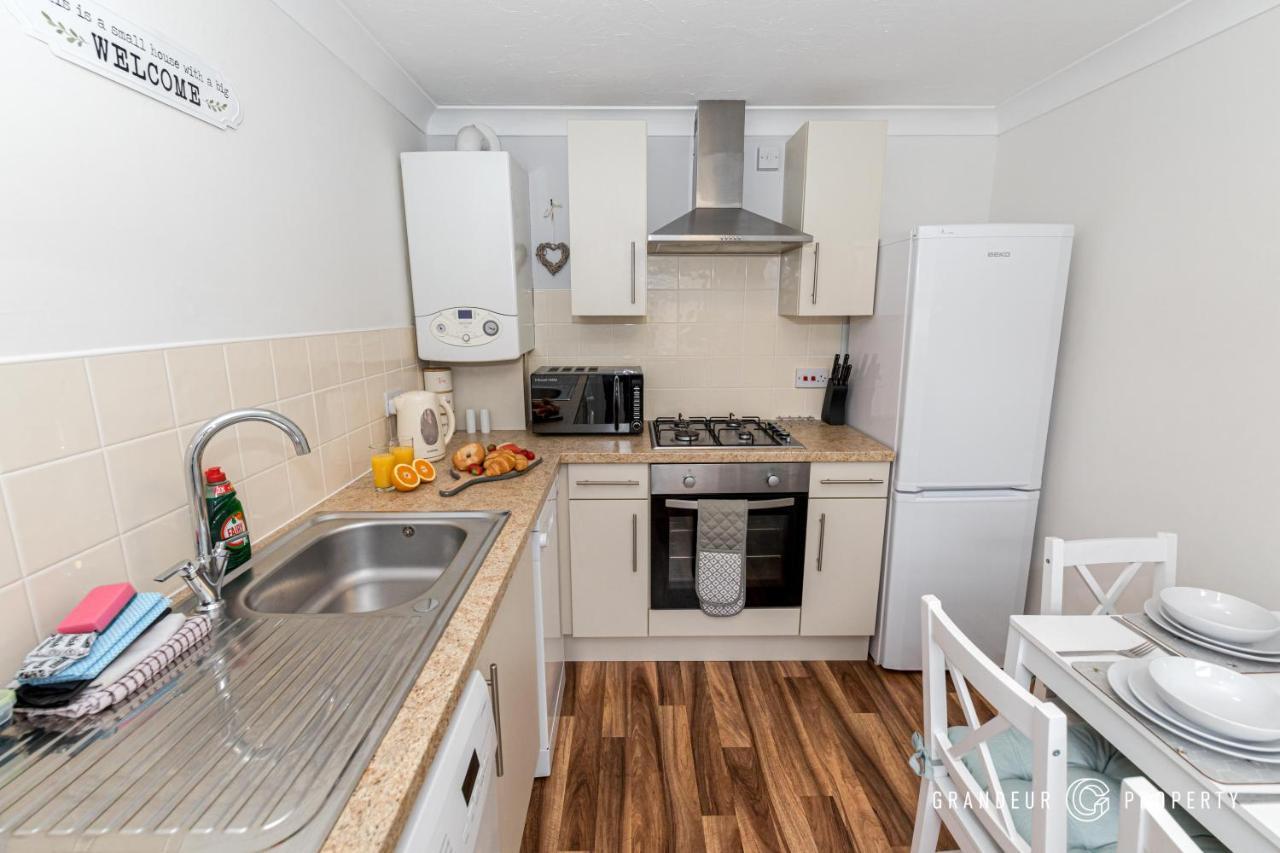 Stunning & Classy 2bed House, Poole, Parking *
