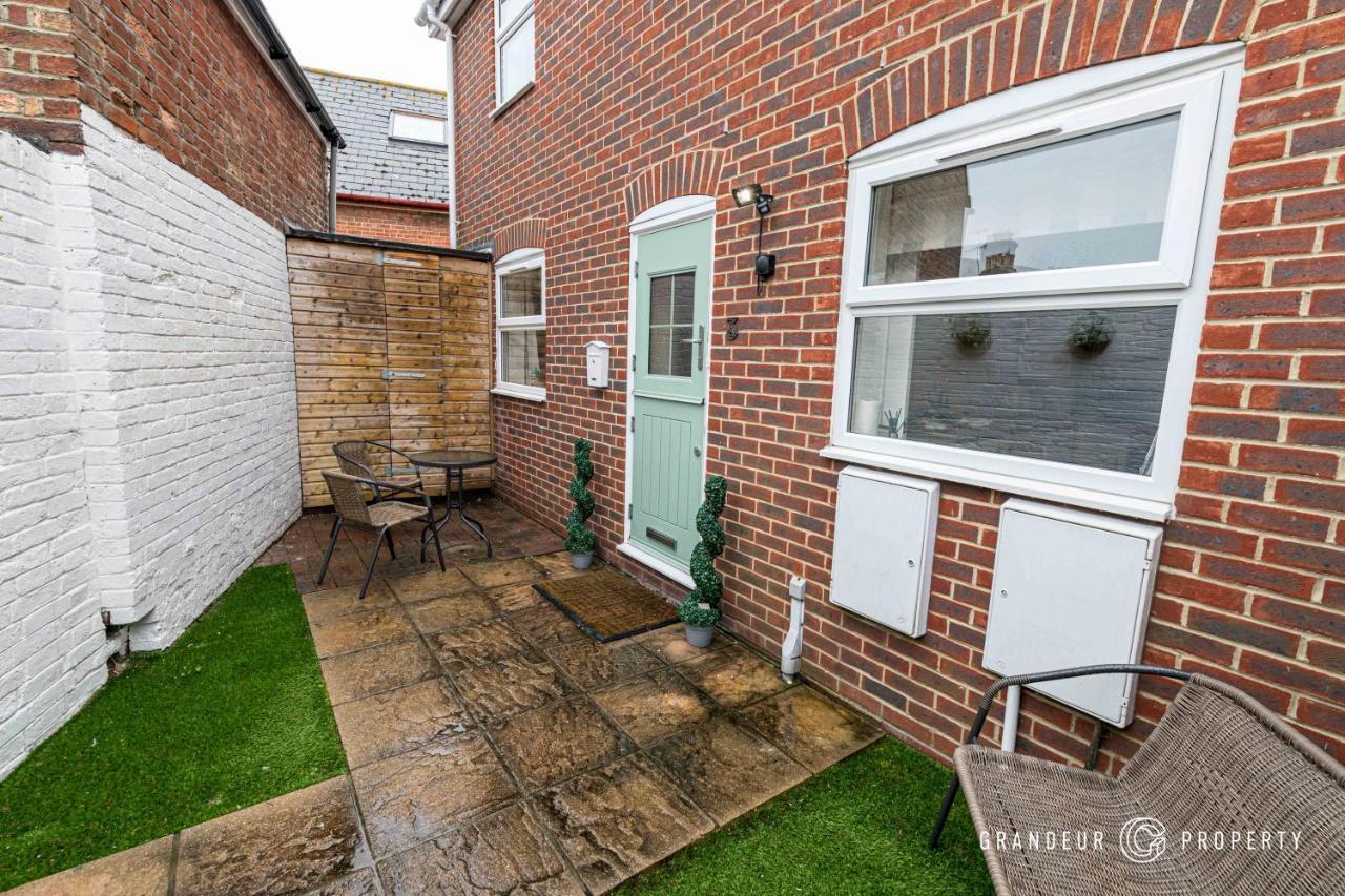 Stunning & Classy 2bed House, Poole, Parking