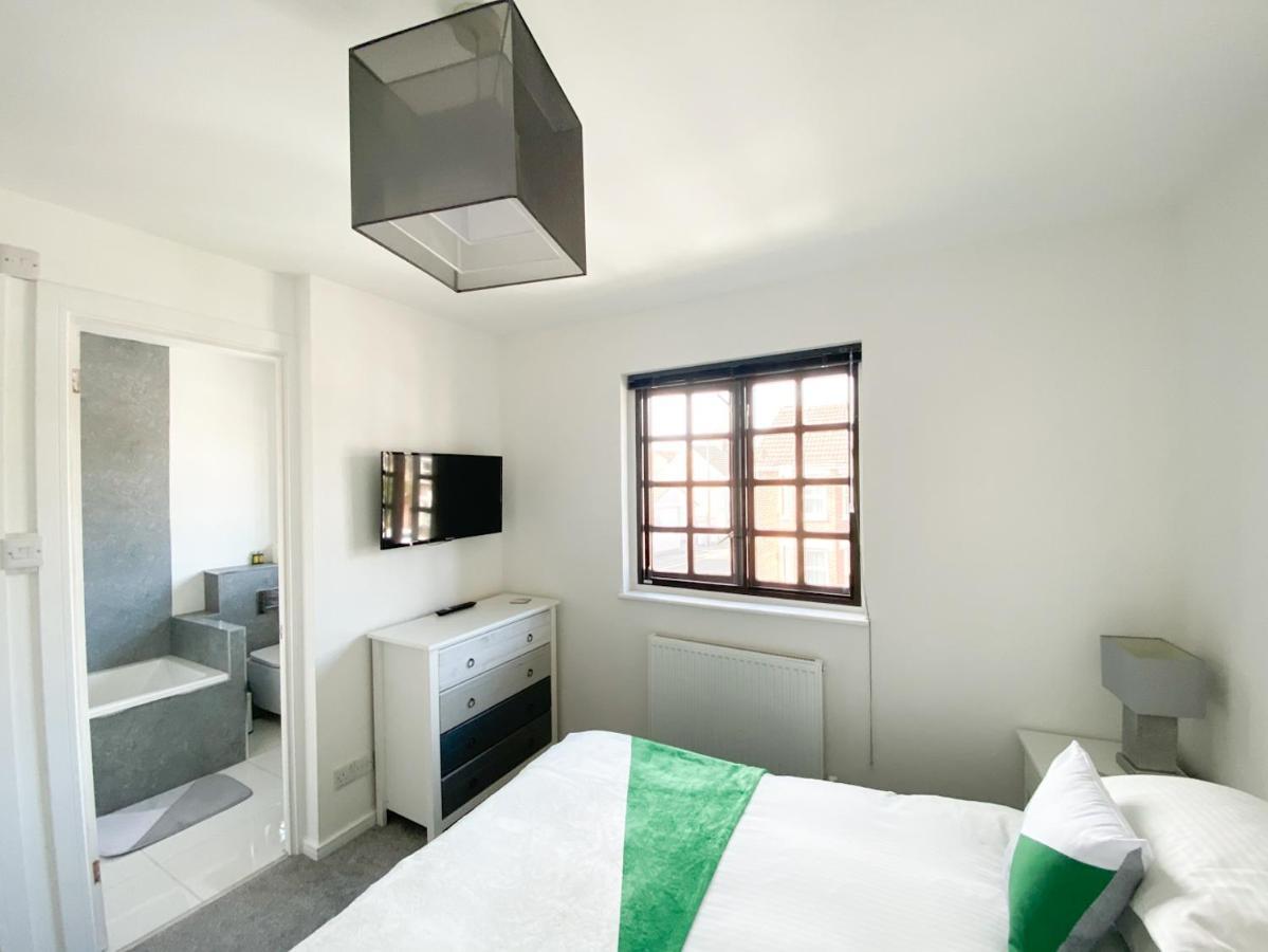 Harbourside House - Great Location - Parking - 2 En-suites - Sleeps 5 1