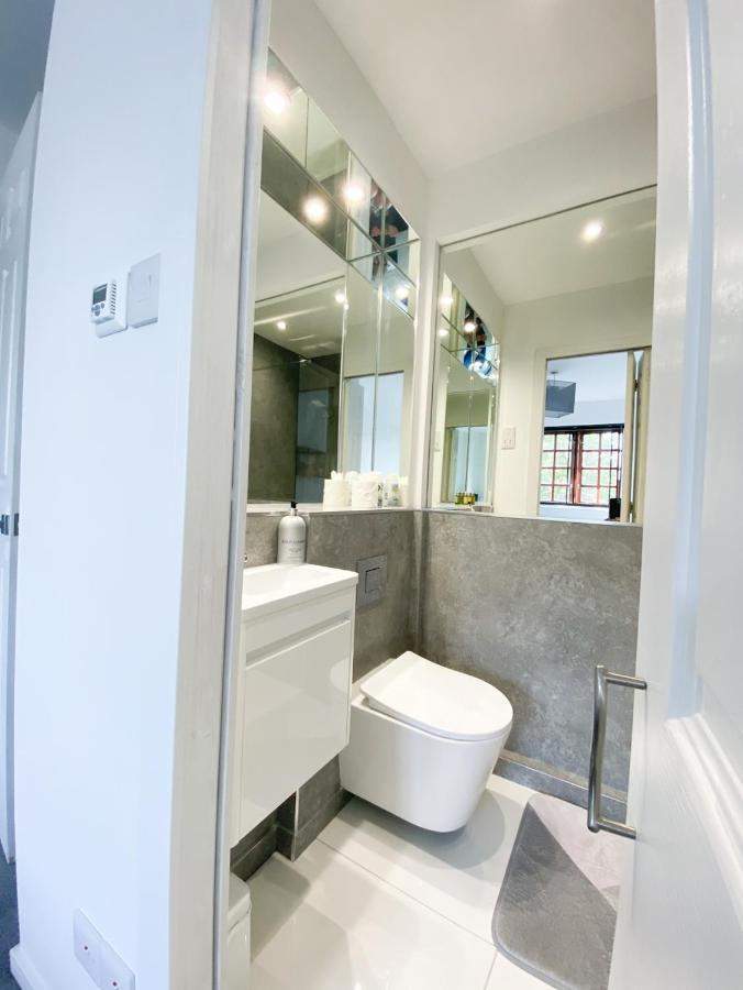 Harbourside House - Great Location - Parking - 2 En-suites - Sleeps 5 1 Holiday home *