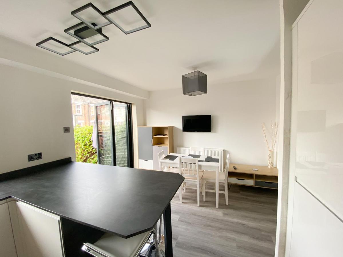 Harbourside House - Great Location - Parking - 2 En-suites - Sleeps 5 1 Holiday home *
