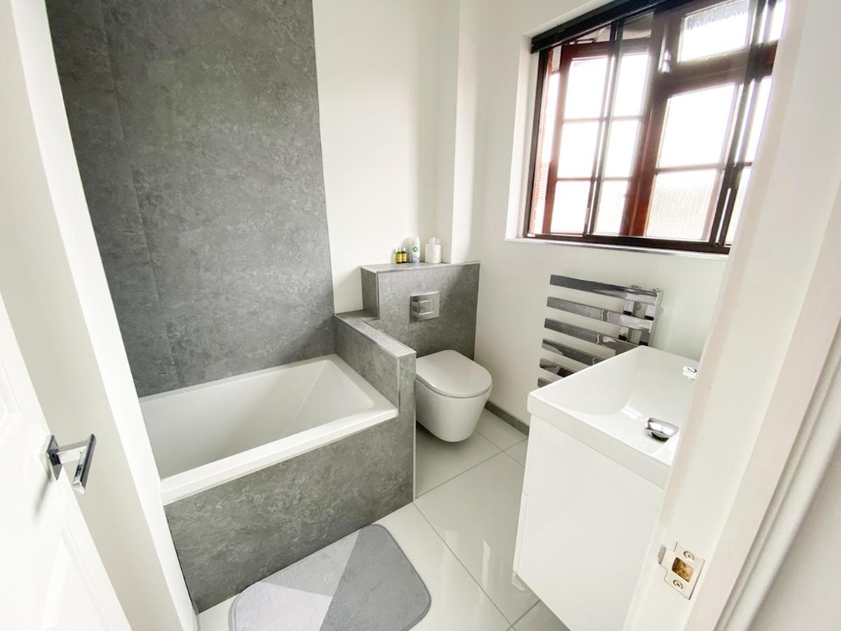 Harbourside House - Great Location - Parking - 2 En-suites - Sleeps 5 1 Holiday home