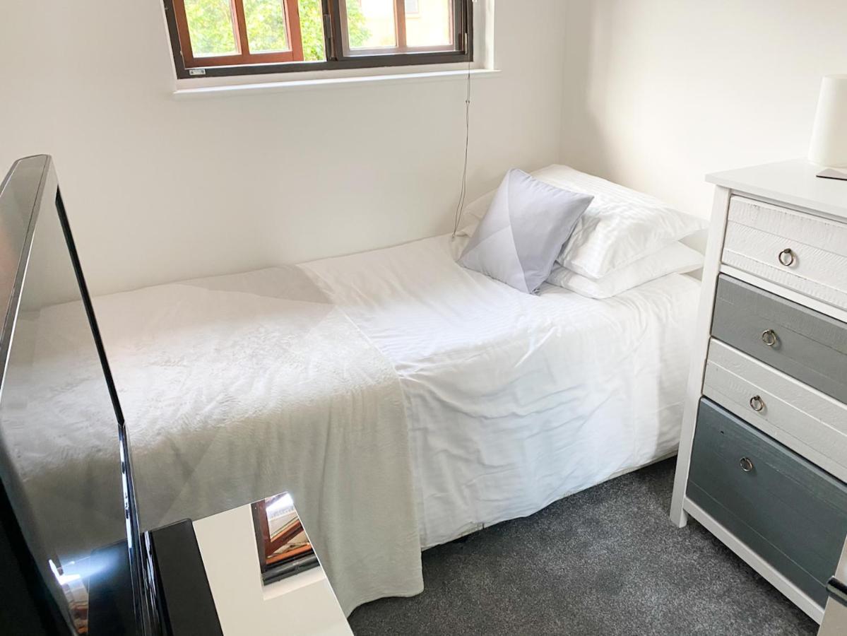 Harbourside House - Great Location - Parking - 2 En-suites - Sleeps 5 1 Holiday home *