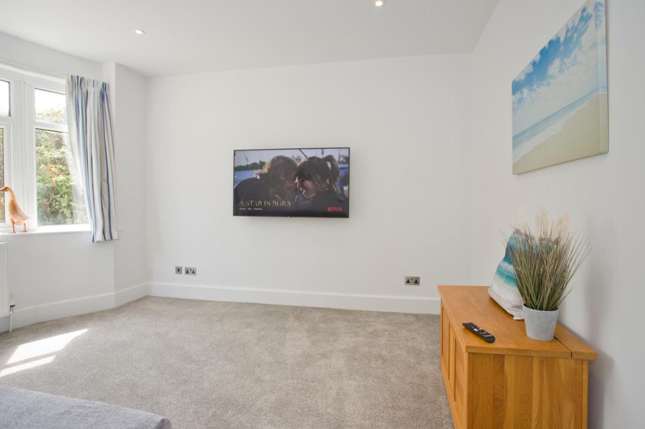 Ashley House - Beautiful 3 Bedroom House In A Fantastic Location Near Sandbanks. Holiday home
