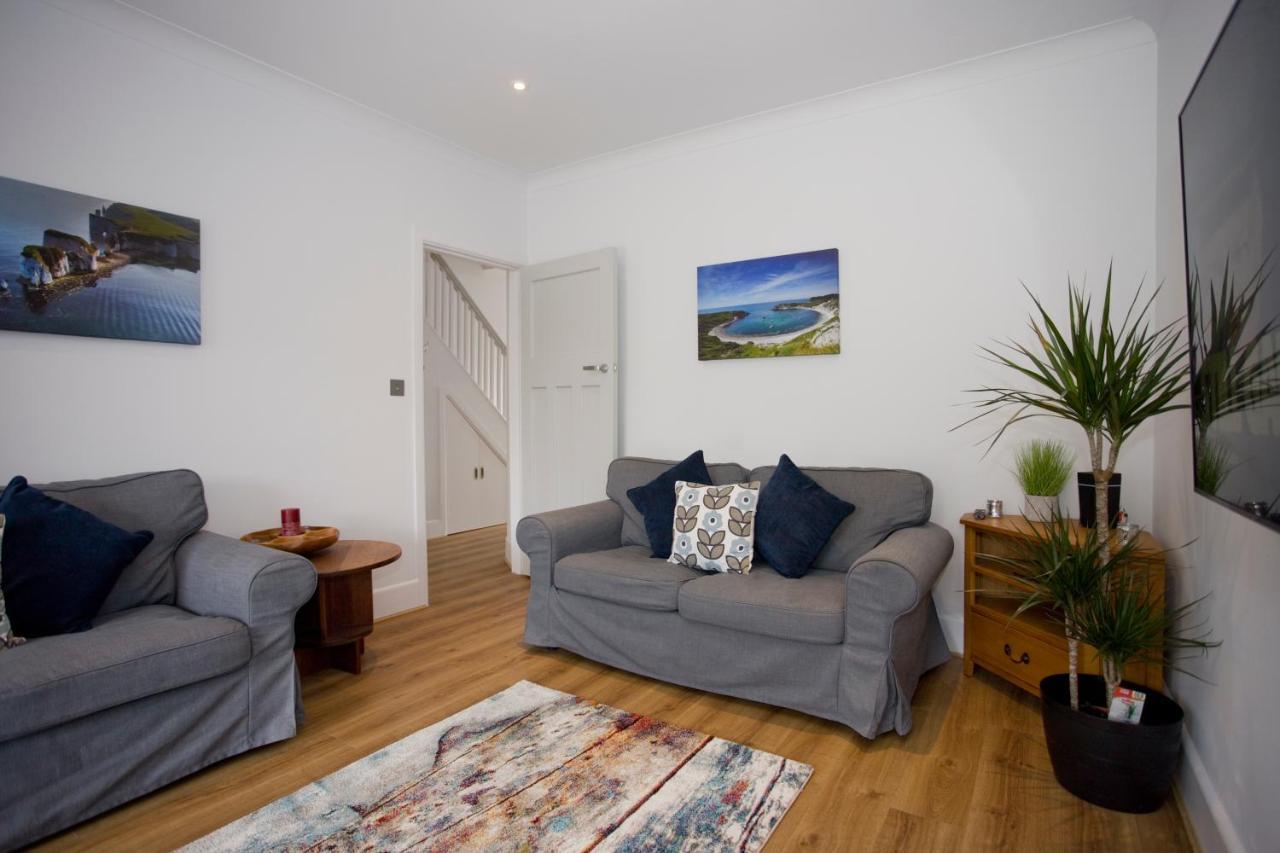 Ashley House - Beautiful 3 Bedroom House In A Fantastic Location Near Sandbanks. Holiday home Poole