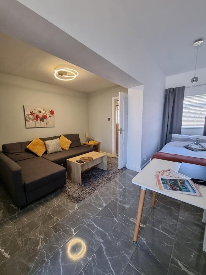 Your Own Studio Flat With Everything Need! Fully Equipped Kitchen, Free Coffee And Tea, Own Entrance, Private Parking, Smart Tv With Netflix, Sofa Bed, Your Own Shower And Toilet - Newly Renovated! Apartment