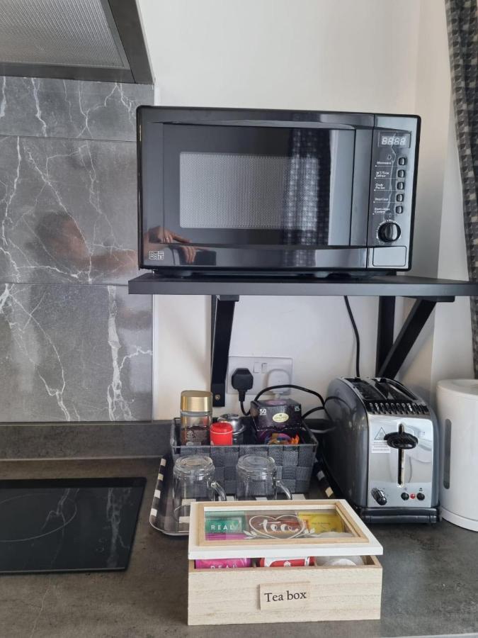 Your Own Studio Flat With Everything Need! Fully Equipped Kitchen, Free Coffee And Tea, Own Entrance, Private Parking, Smart Tv With Netflix, Sofa Bed, Your Own Shower And Toilet - Newly Renovated! Apartment Poole