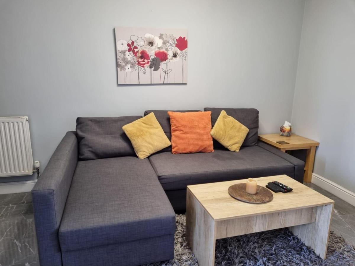 Apartment Your Own Studio Flat With Everything Need! Fully Equipped Kitchen, Free Coffee And Tea, Own Entrance, Private Parking, Smart Tv With Netflix, Sofa Bed, Your Own Shower And Toilet - Newly Renovated! *