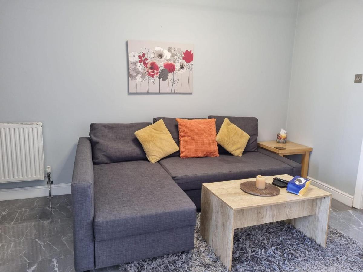 Your Own Studio Flat With Everything Need! Fully Equipped Kitchen, Free Coffee And Tea, Own Entrance, Private Parking, Smart Tv With Netflix, Sofa Bed, Your Own Shower And Toilet - Newly Renovated! *