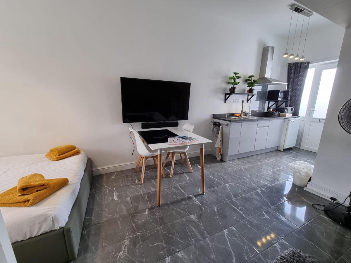 Apartment Your Own Studio Flat With Everything Need! Fully Equipped Kitchen, Free Coffee And Tea, Own Entrance, Private Parking, Smart Tv With Netflix, Sofa Bed, Your Own Shower And Toilet - Newly Renovated! *