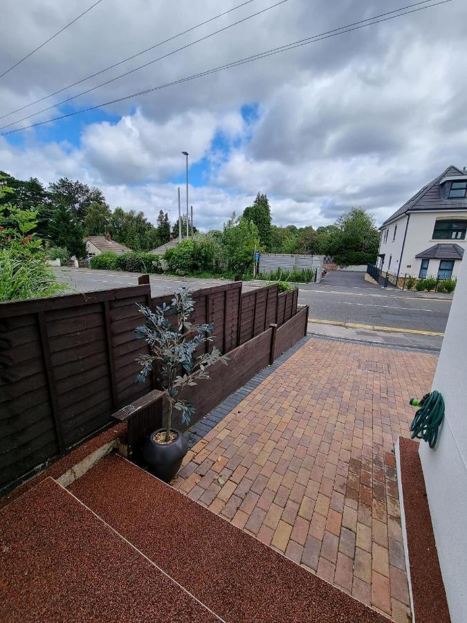 Your Own Studio Flat With Everything Need! Fully Equipped Kitchen, Free Coffee And Tea, Own Entrance, Private Parking, Smart Tv With Netflix, Sofa Bed, Your Own Shower And Toilet - Newly Renovated! *