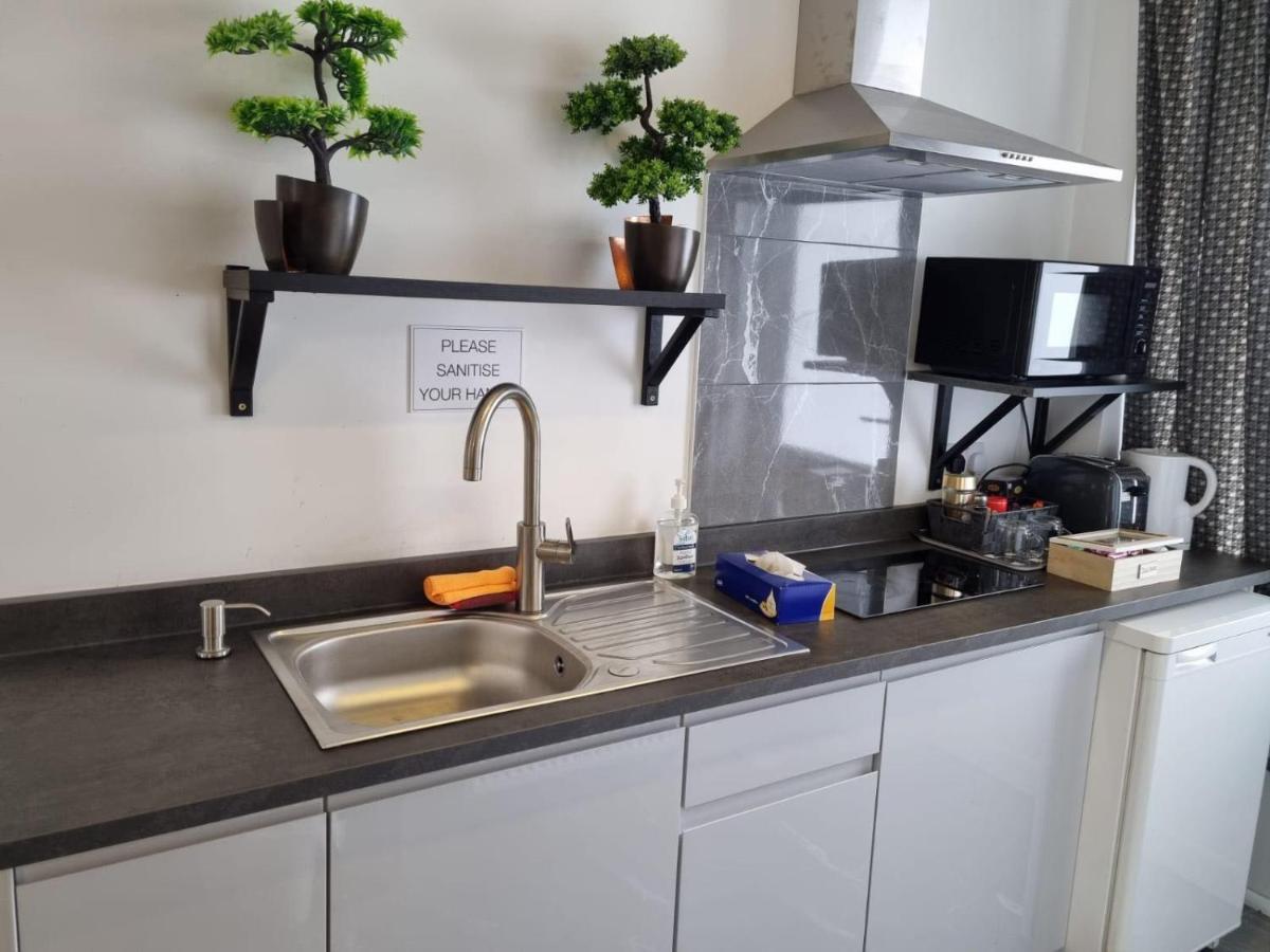 Your Own Studio Flat With Everything Need! Fully Equipped Kitchen, Free Coffee And Tea, Own Entrance, Private Parking, Smart Tv With Netflix, Sofa Bed, Your Own Shower And Toilet - Newly Renovated! Apartment Poole