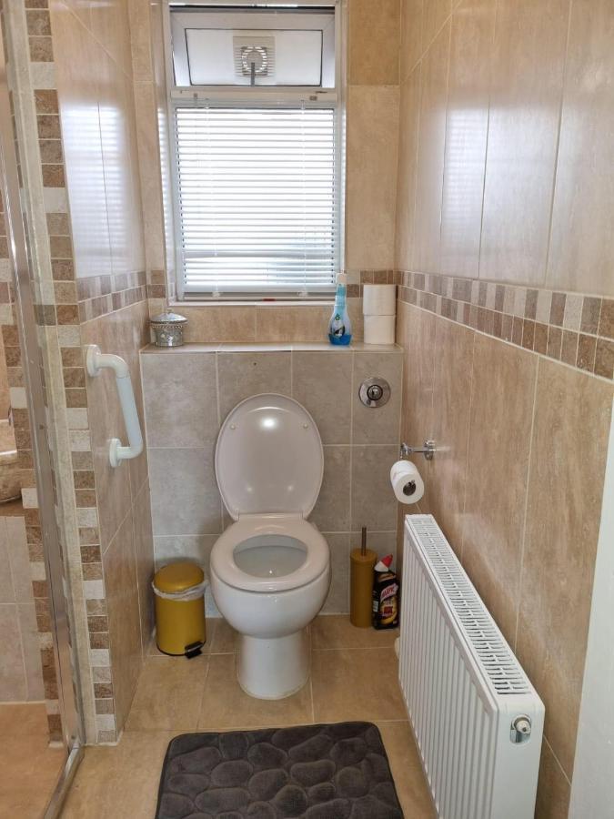 Apartment Your Own Studio Flat With Everything Need! Fully Equipped Kitchen, Free Coffee And Tea, Own Entrance, Private Parking, Smart Tv With Netflix, Sofa Bed, Your Own Shower And Toilet - Newly Renovated! Poole