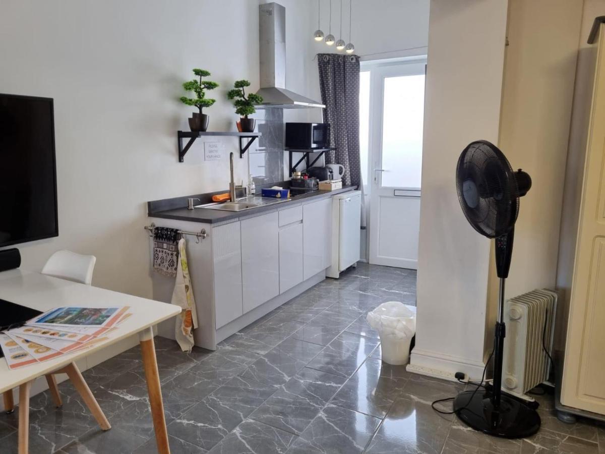 Your Own Studio Flat With Everything Need! Fully Equipped Kitchen, Free Coffee And Tea, Own Entrance, Private Parking, Smart Tv With Netflix, Sofa Bed, Your Own Shower And Toilet - Newly Renovated!