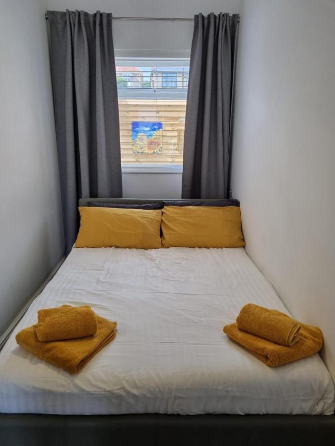 Your Own Studio Flat With Everything Need! Fully Equipped Kitchen, Free Coffee And Tea, Own Entrance, Private Parking, Smart Tv With Netflix, Sofa Bed, Your Own Shower And Toilet - Newly Renovated! *