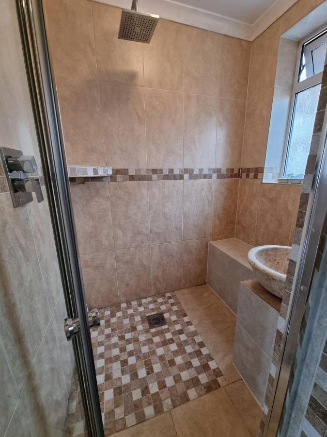 Your Own Studio Flat With Everything Need! Fully Equipped Kitchen, Free Coffee And Tea, Own Entrance, Private Parking, Smart Tv With Netflix, Sofa Bed, Your Own Shower And Toilet - Newly Renovated! Apartment