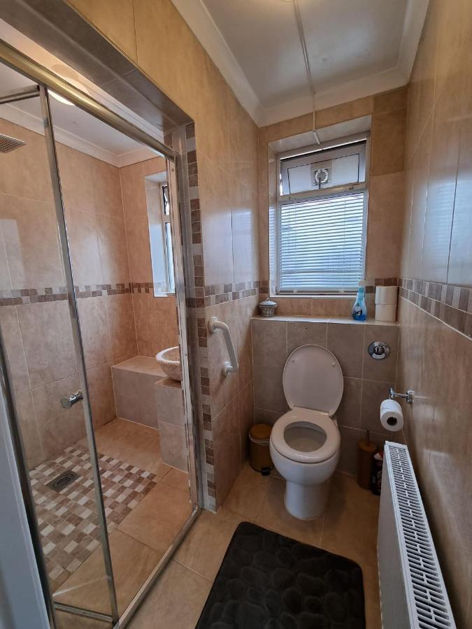 Your Own Studio Flat With Everything Need! Fully Equipped Kitchen, Free Coffee And Tea, Own Entrance, Private Parking, Smart Tv With Netflix, Sofa Bed, Your Own Shower And Toilet - Newly Renovated! Apartment Poole