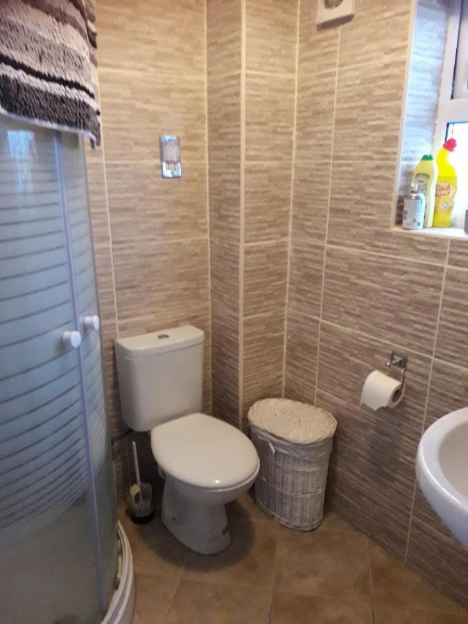Casa de hóspedes Newly Decorated & Furniture, 2 Single Beds, Large Room, Sofa, Netflix, Garden View, Patio & Seating 2*