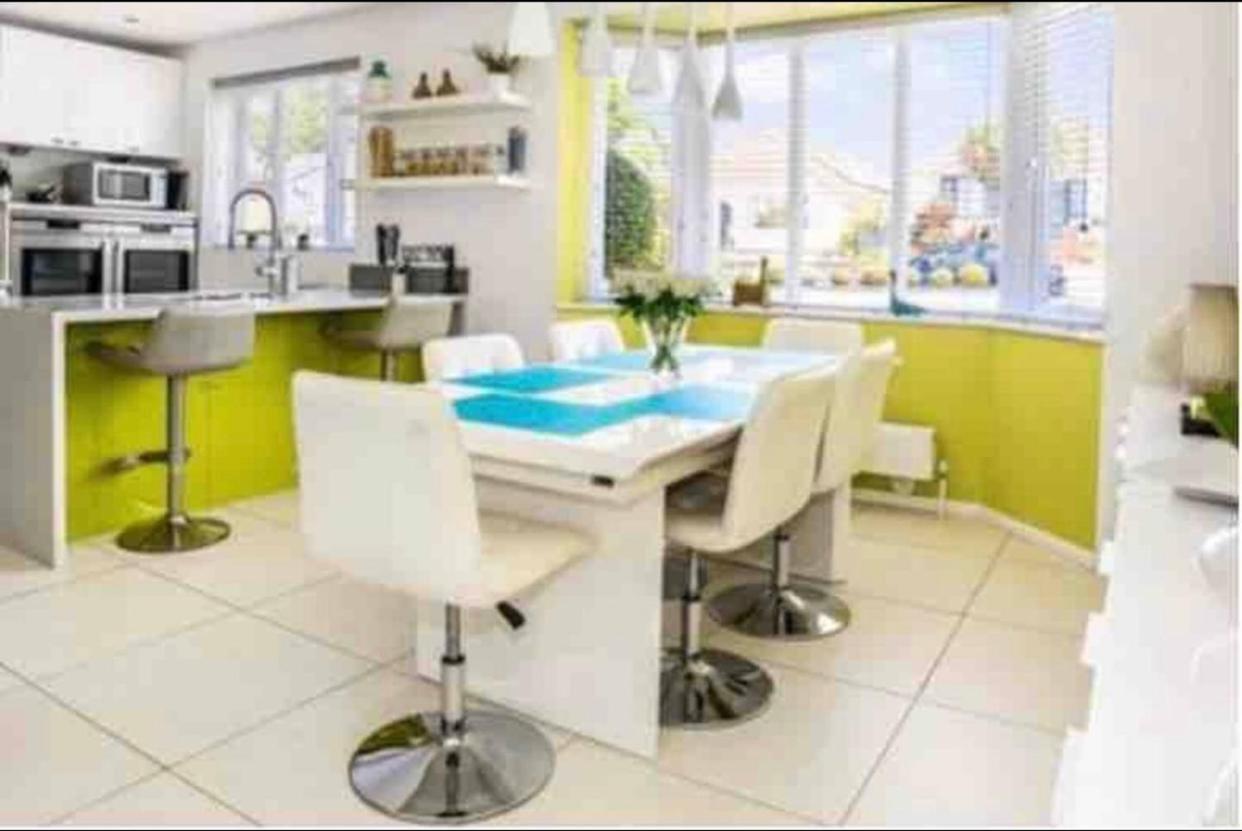 Modern With Large Hot Tub Pousada