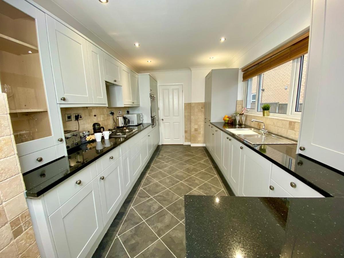 Lovely House In A Great Location With Parking, Wifi & Smart Tv - Near & Bournemouth Holiday home Poole