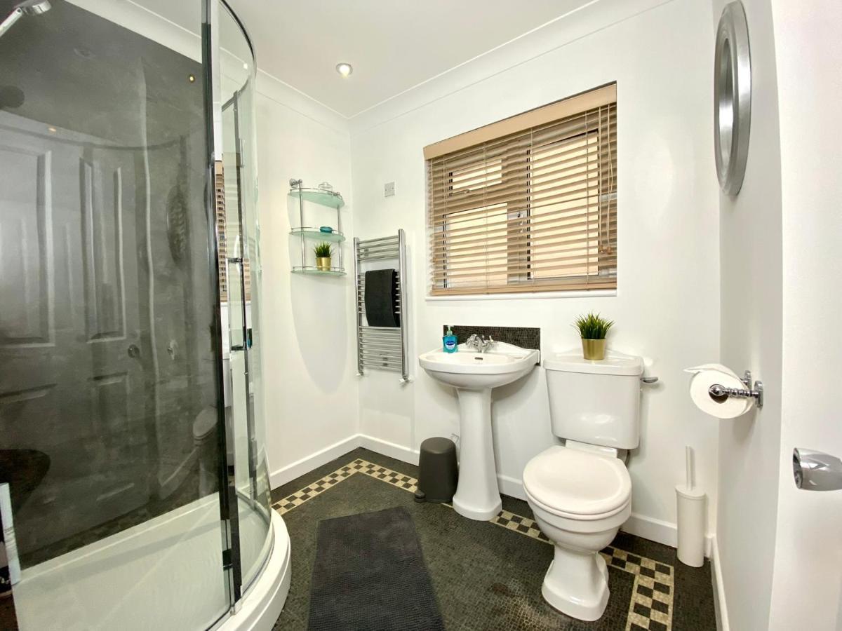 Holiday home Lovely House In A Great Location With Parking, Wifi & Smart Tv - Near & Bournemouth *