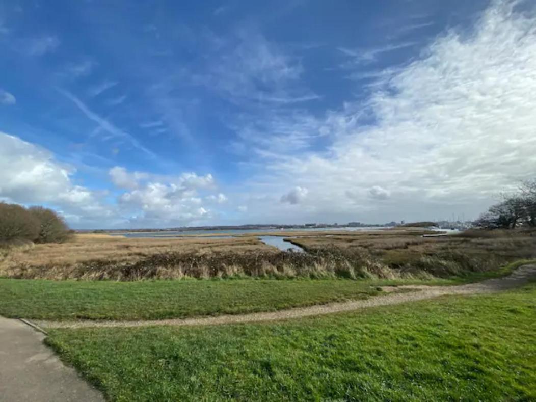 Holes Bay Nature Reserve, Poole, Right Next To The Water Holiday home