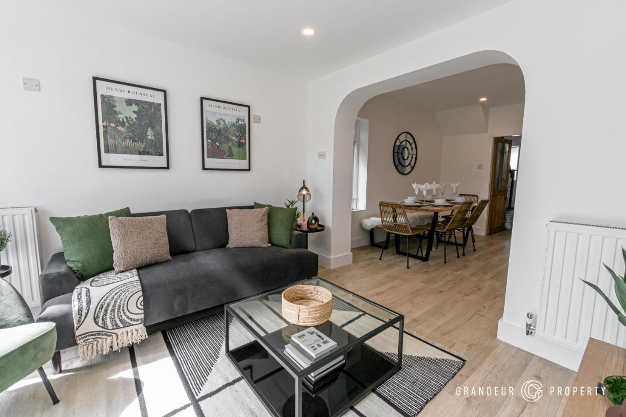 Casa de férias Stylish 4 Bed House In With Garden & Parking