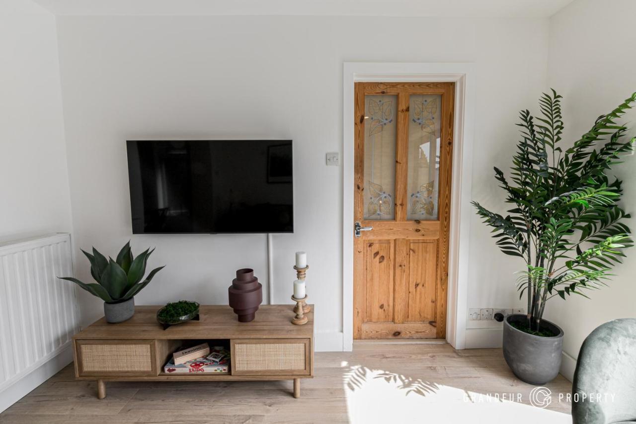 Casa de férias Stylish 4 Bed House In With Garden & Parking *