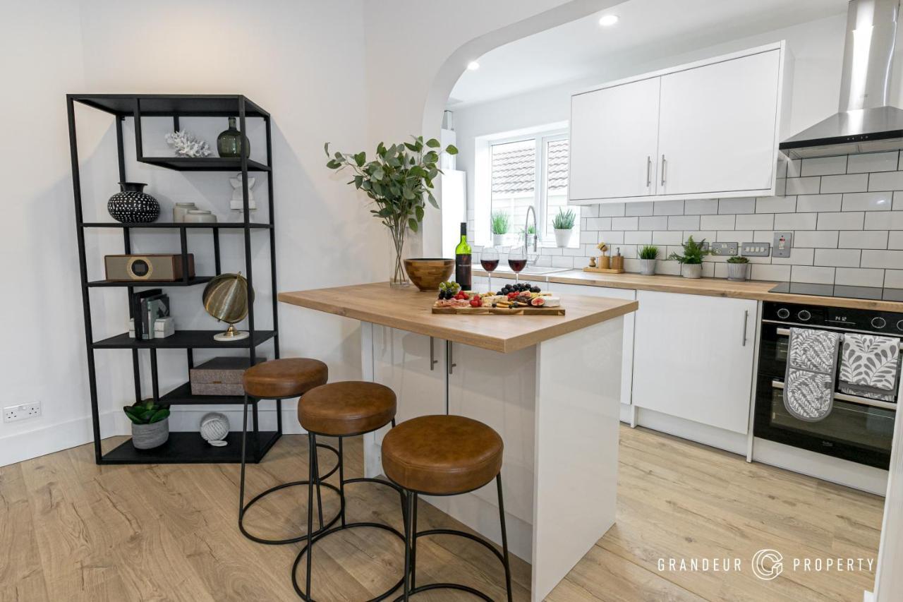 Stylish 4 Bed House In With Garden & Parking *