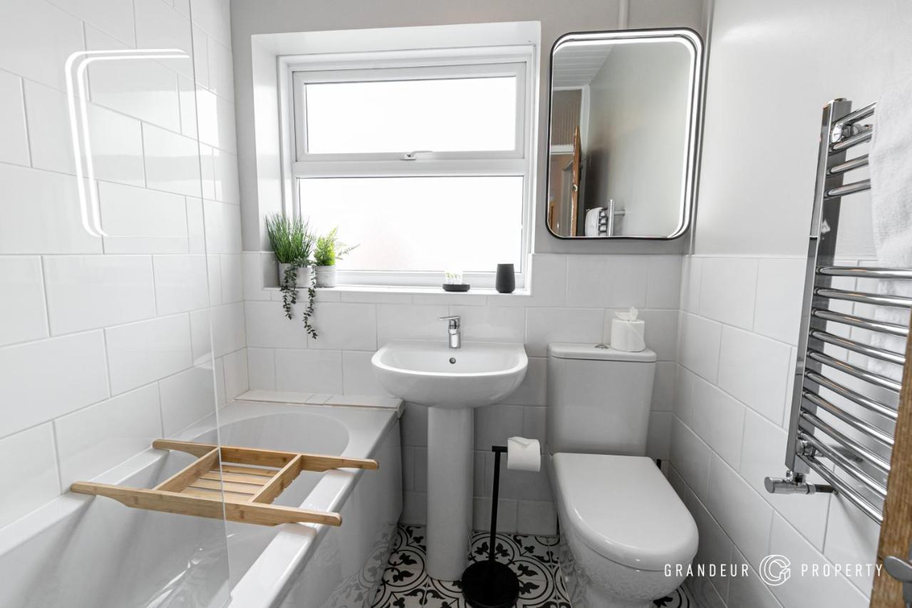 Stylish 4 Bed House In With Garden & Parking *