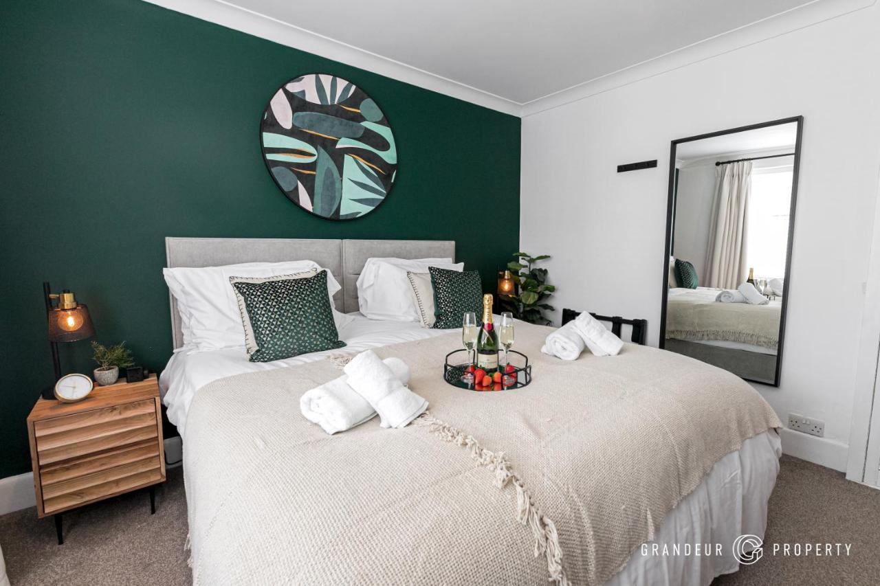Stylish 4 Bed House In With Garden & Parking