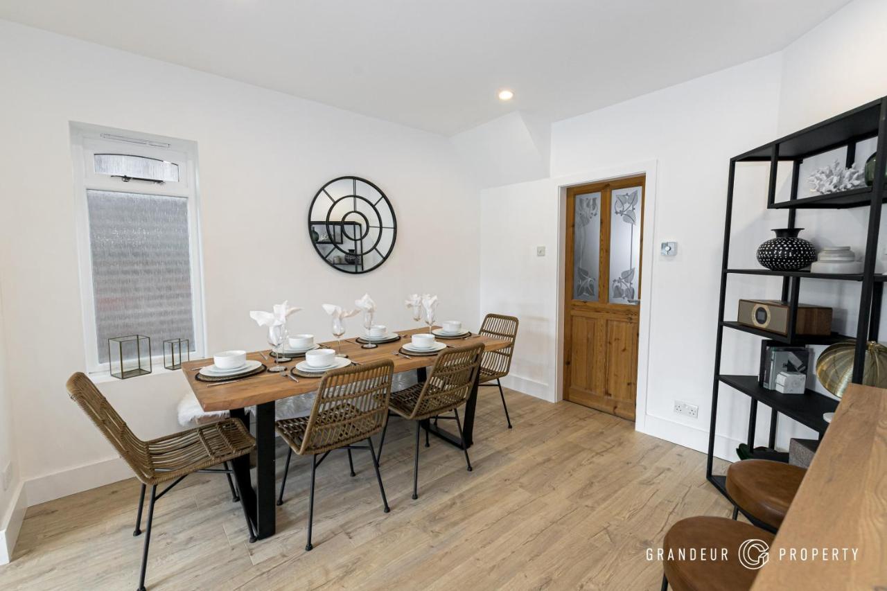 Stylish 4 Bed House In With Garden & Parking *