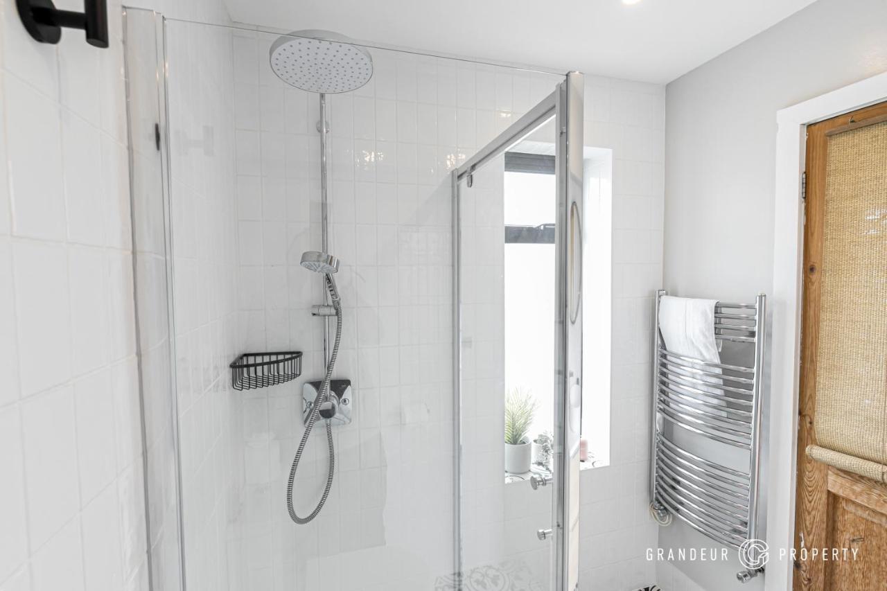Stylish 4 Bed House In With Garden & Parking Poole