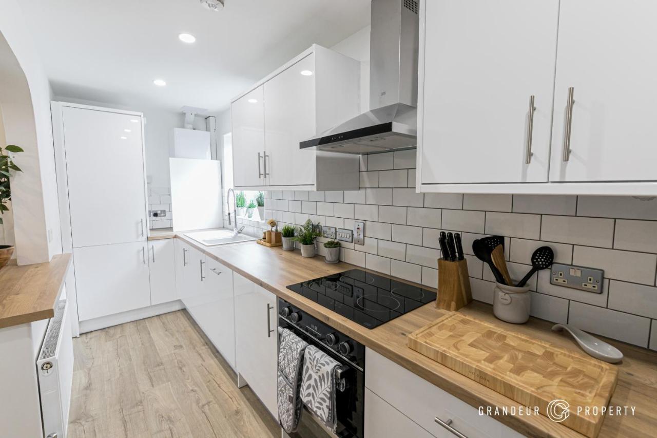 Stylish 4 Bed House In With Garden & Parking Poole
