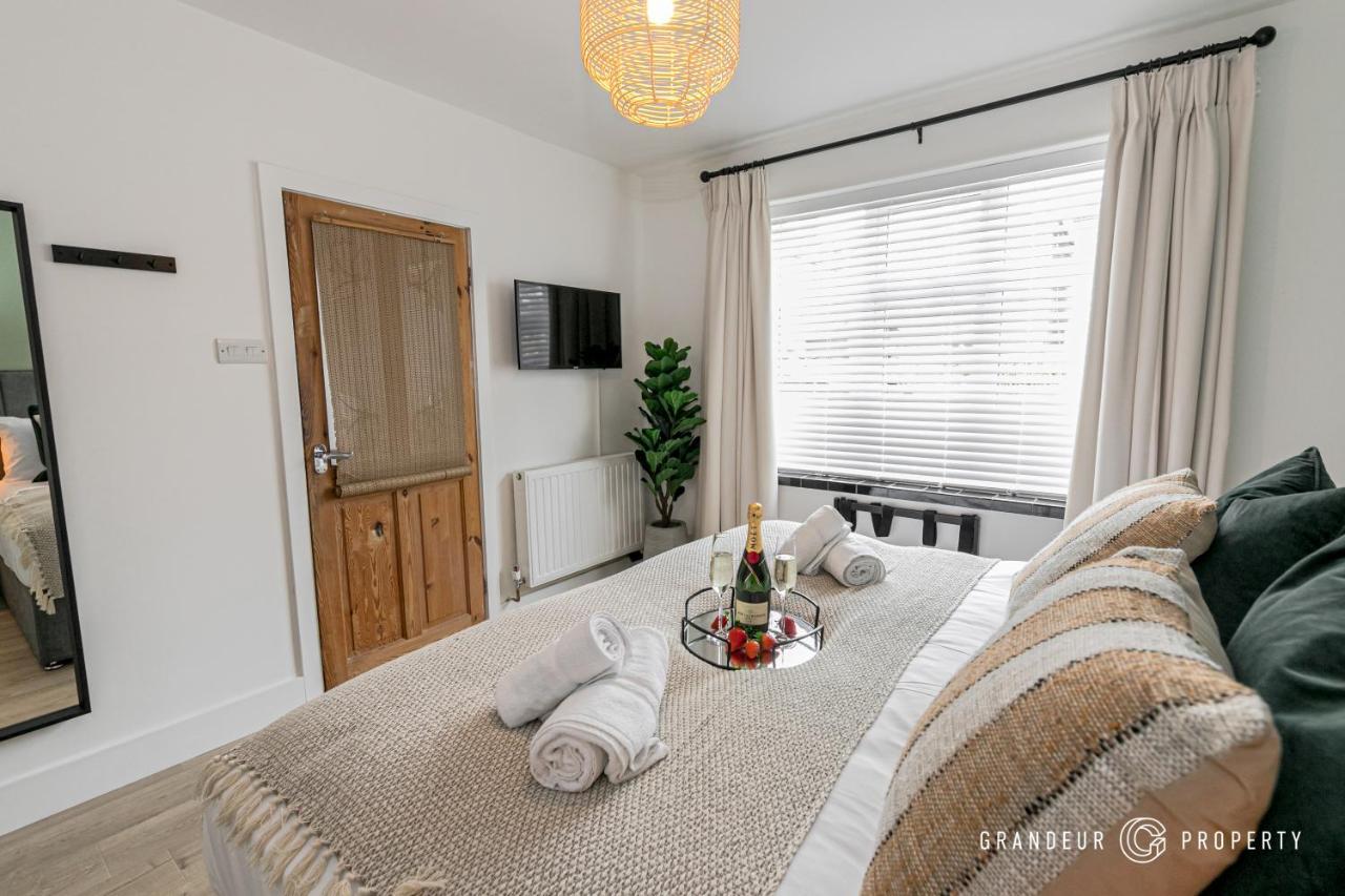 Stylish 4 Bed House In With Garden & Parking *