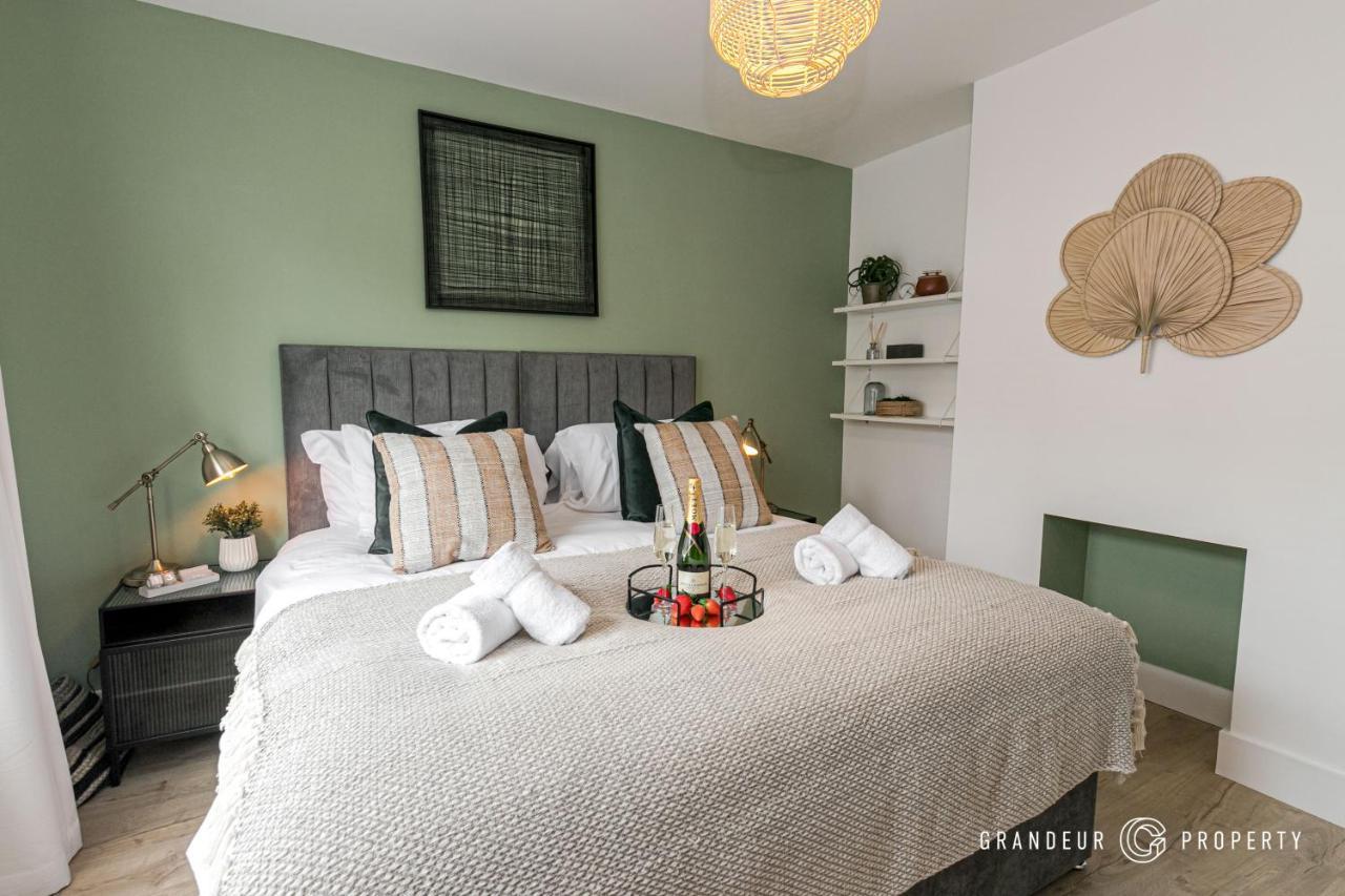 Stylish 4 Bed House In With Garden & Parking *
