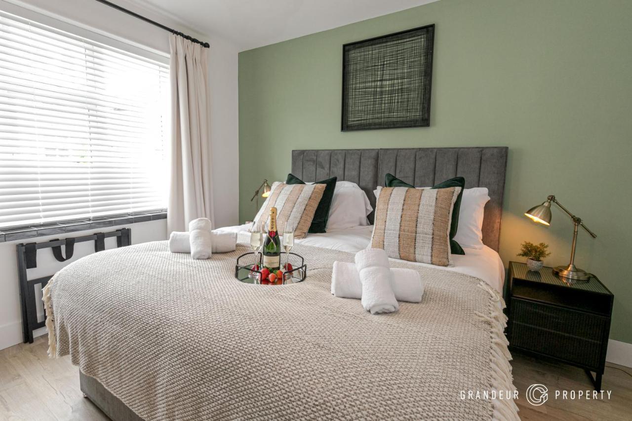 Stylish 4 Bed House In With Garden & Parking Casa de férias *