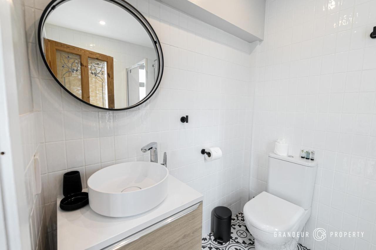 Stylish 4 Bed House In With Garden & Parking