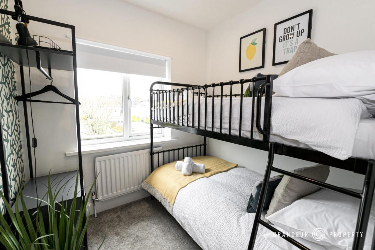 Casa de férias Stylish 4 Bed House In With Garden & Parking *