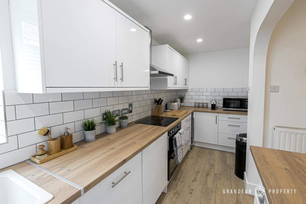 Stylish 4 Bed House In With Garden & Parking Poole