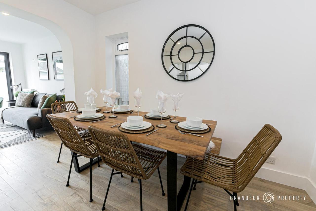 Stylish 4 Bed House In With Garden & Parking *