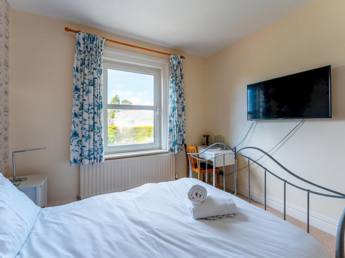 Pass The Keys Lovely Adjoining Family In House And Parking Apartment
